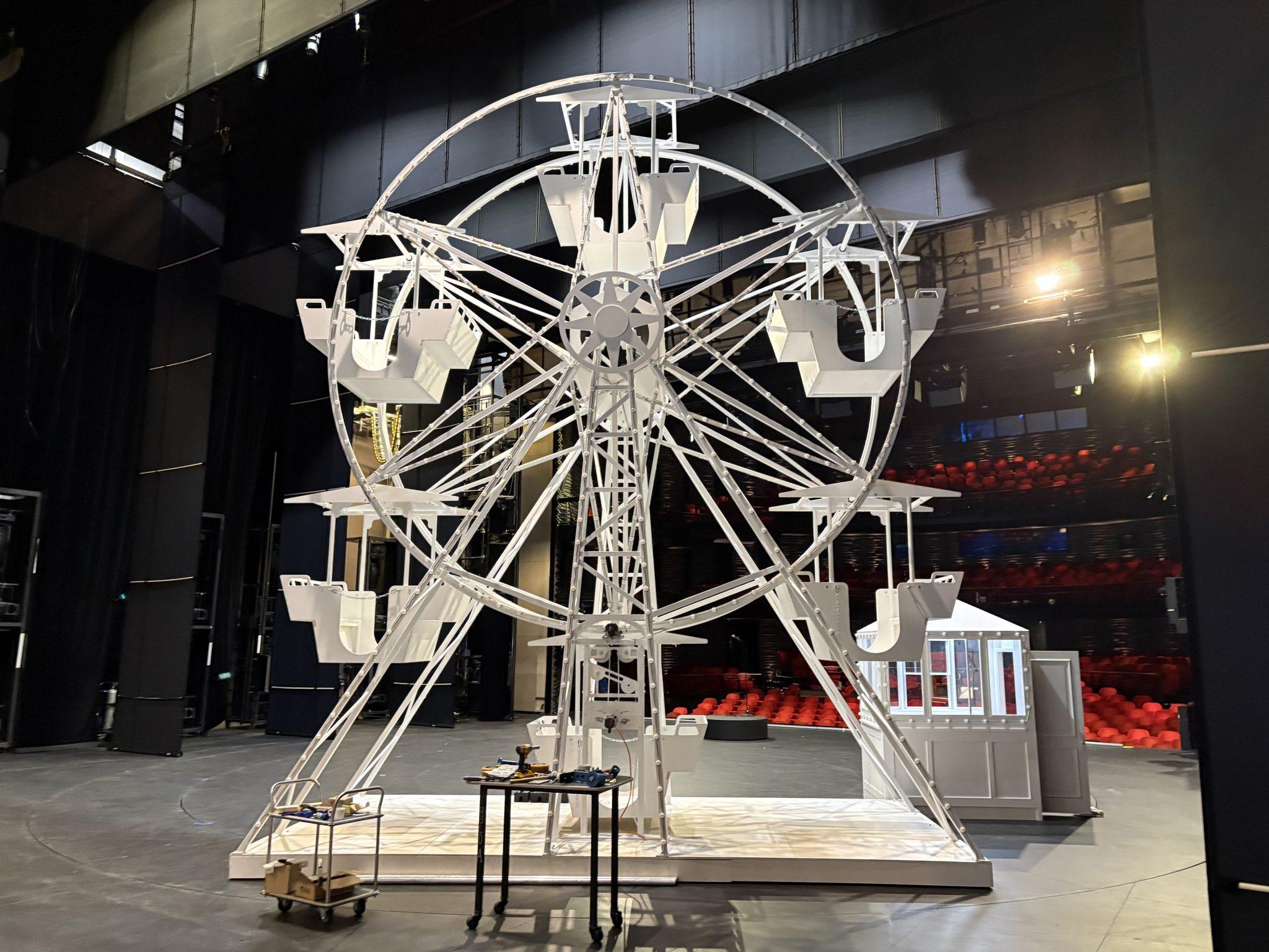 Kasimir og Karoline Ferris-wheel stage structure.